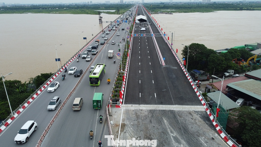 Sáng 28/8, cầu Vĩnh Tuy đã thảm xong đường dẫn 2 đầu, khớp nối nhịp hai đầu cầu với đường dẫn hai bên. Kết thúc hơn 2 năm thi công cầu Vĩnh Tuy 2. Sáng 28/8, cầu Vĩnh Tuy đã thảm xong đường dẫn 2 đầu, khớp nối nhịp hai đầu cầu với đường dẫn hai bên. Kết thúc hơn 2 năm thi công cầu Vĩnh Tuy 2.