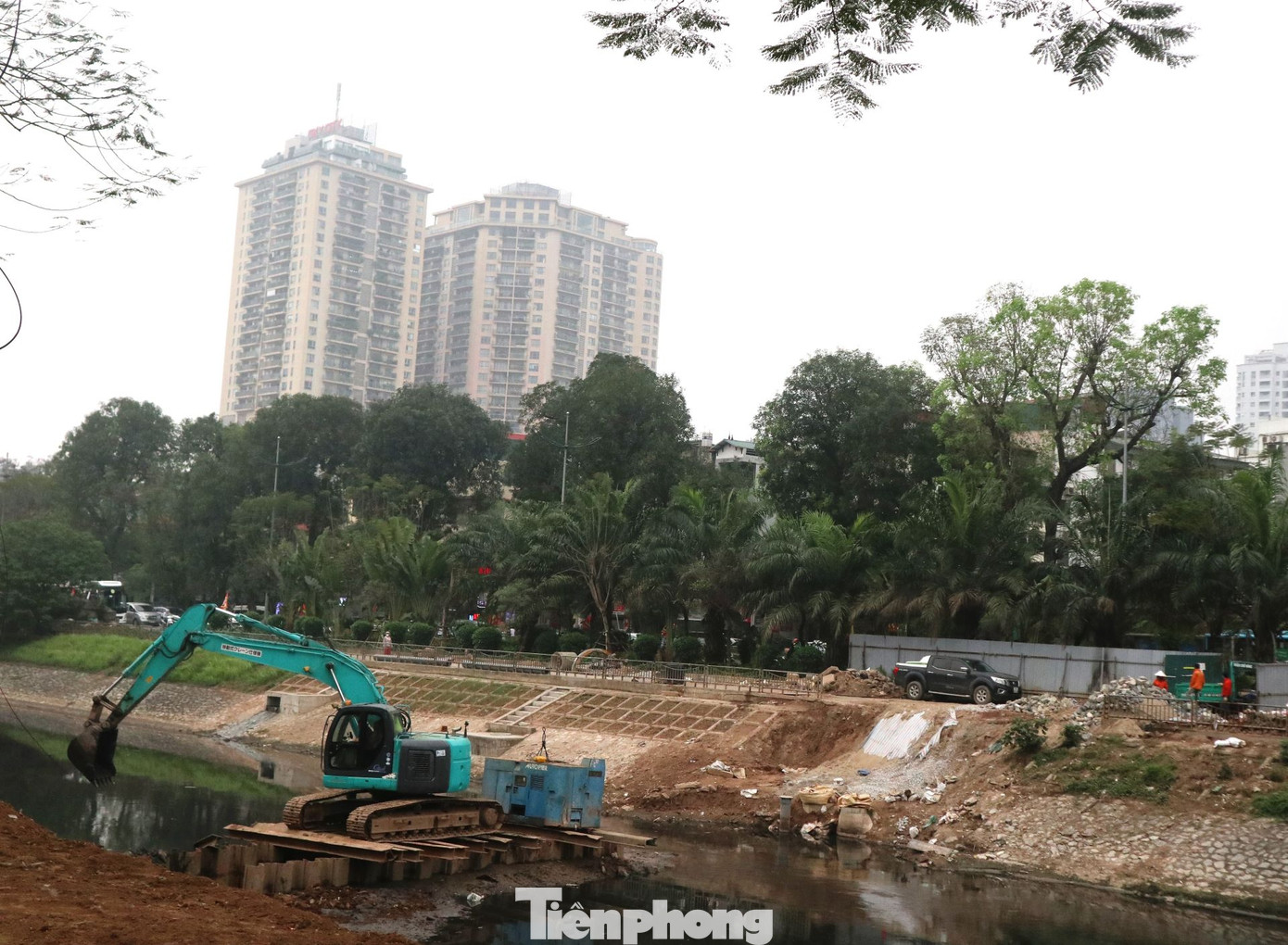 Dự án xây dựng Hệ thống xử lý nước thải Yên Xá thành phố Hà Nội được thực hiện có mục tiêu cải thiện môi trường và lưu vực sông Tô Lịch. Theo tiến độ lẽ ra đến nay dự án đã hoàn thành, trả lại vỉa hè, lòng đường trên nhiều tuyến phố, nhưng đến nay vẫn ngổn ngang máy móc, đường, và hè bị chiếm dụng chưa được hoàn trả.