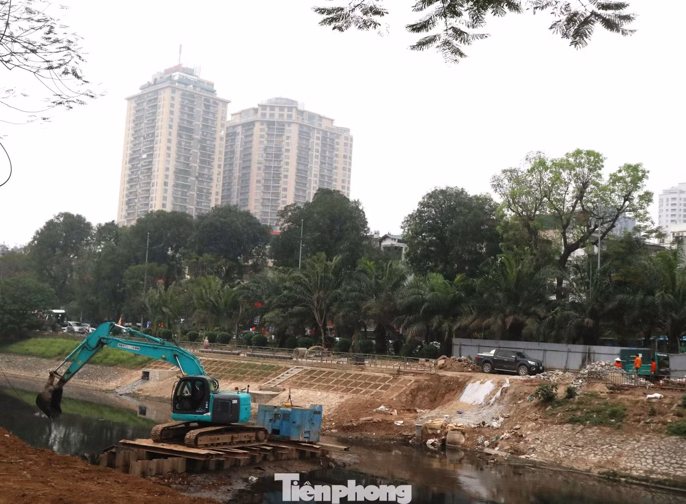 Dự án xây dựng Hệ thống xử lý nước thải Yên Xá thành phố Hà Nội được thực hiện có mục tiêu cải thiện môi trường và lưu vực sông Tô Lịch. Theo tiến độ lẽ ra đến nay dự án đã hoàn thành, trả lại vỉa hè, lòng đường trên nhiều tuyến phố, nhưng đến nay vẫn ngổn ngang máy móc, đường, và hè bị chiếm dụng chưa được hoàn trả.