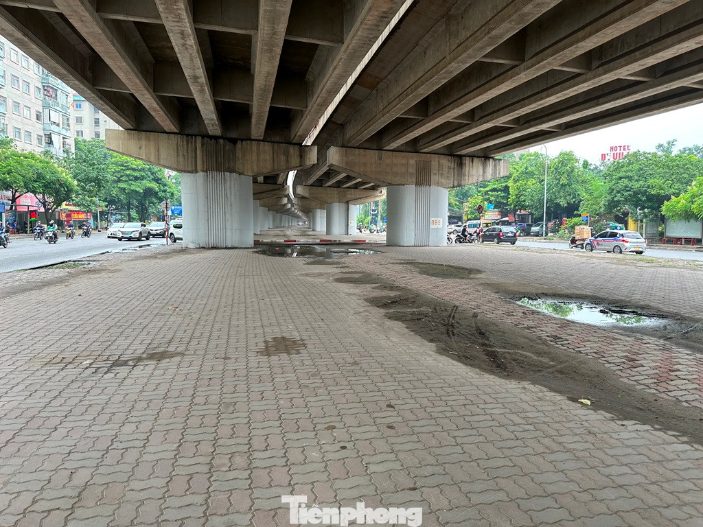 Một số đoạn cầu cạn như Vành đai 3 qua Linh Đàm, Pháp Vân (Hoàng Mai), nền gầm cầu cạn còn được lát gạch, có diện tích hàng chục nghìn mét vuông mỗi đoạn nhưng hiện đang bỏ không để phủ bụi