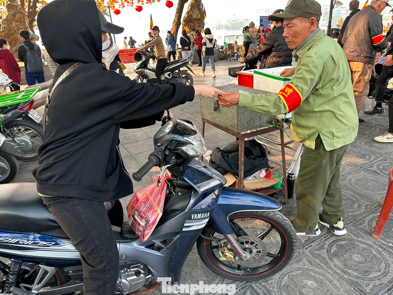 Giá trông xe máy đang được quy định tại khu vực đền, chùa là 5.000 đồng/xe máy, ô tô là 25.000 đồng/lượt 60 phút, nhưng những ngày đầu năm vừa qua, khách đến đây bị thu 10.000 đồng/xe máy (cao gấp đôi), ô tô từ 50.000 - 75.000 đồng (cao gấp đôi, gấp ba). Theo ghi nhận, trong nhiều năm qua, tình trạng vi phạm này năm nào cũng xảy ra.