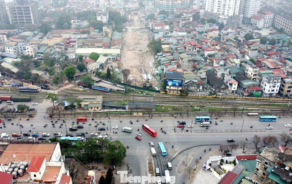 Toàn cảnh đường Vành đai 2,5 đoạn qua nút giao Giải Phóng - Kim Đồng đang bị đường tàu hỏa chặn ngang, công trường thi công hầm chui gần như vẫn nằm yên sau 5 tháng khởi công.