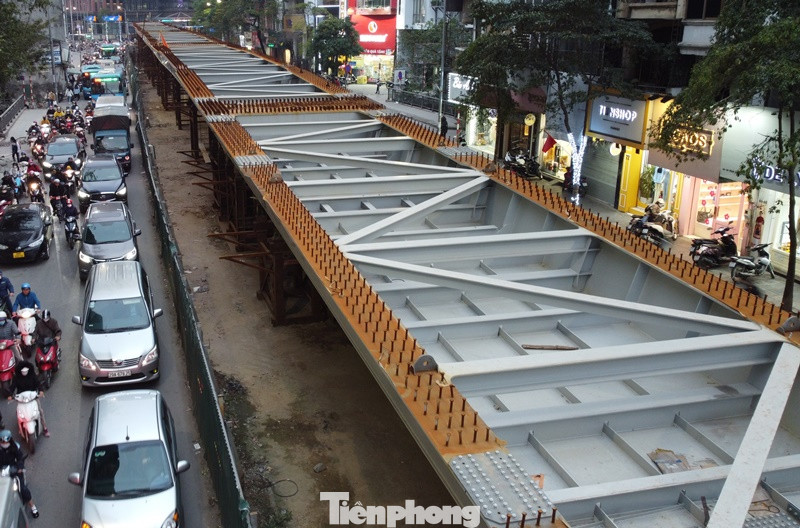 Bên trong các dầm cầu vượt thép đang được để rỗng, chuẩn bị hoàn chỉnh bề mặt cầu.