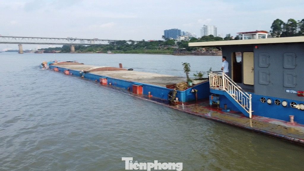 Tuy nhiên, trên sông Hồng đoạn từ Ba Vì về đến cầu Thăng Long (cửa ngõ vào nội đô Hà Nội) trong nửa tháng qua, đặc biệt là từ ngày 11/5 đến nay, chúng tôi chưa ghi nhận có sự kiểm tra, xử lý tại đây. Trong khi đó, tàu chở cát chìm cả mớn nước an toàn thế này vẫn vượt cầu Thăng Long vào Hà Nội.