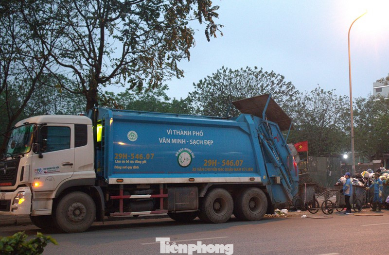 Trong quy định (Quyết định 24/2020) về thời gian hoạt động của các loại xe tải, xe chở hàng và hoạt động dịch vụ bao gồm cả xe thu gom, vận chuyển rác chỉ được phép hoạt động trong khu vực nội đô, UBND thành phố Hà Nội nêu rõ, chỉ được phép hoạt động từ 21 đến 6h sáng hôm sau. Ngoài thời gian này, nếu phát hiện xe rác chạy sai giờ Cảnh sát giao thông được phép xử lý theo quy định. Trong quy định (Quyết định 24/2020) về thời gian hoạt động của các loại xe tải, xe chở hàng và hoạt động dịch vụ bao gồm cả xe thu gom, vận chuyển rác chỉ được phép hoạt động trong khu vực nội đô, UBND thành phố Hà Nội nêu rõ, chỉ được phép hoạt động từ 21 đến 6h sáng hôm sau. Ngoài thời gian này, nếu phát hiện xe rác chạy sai giờ Cảnh sát giao thông được phép xử lý theo quy định.