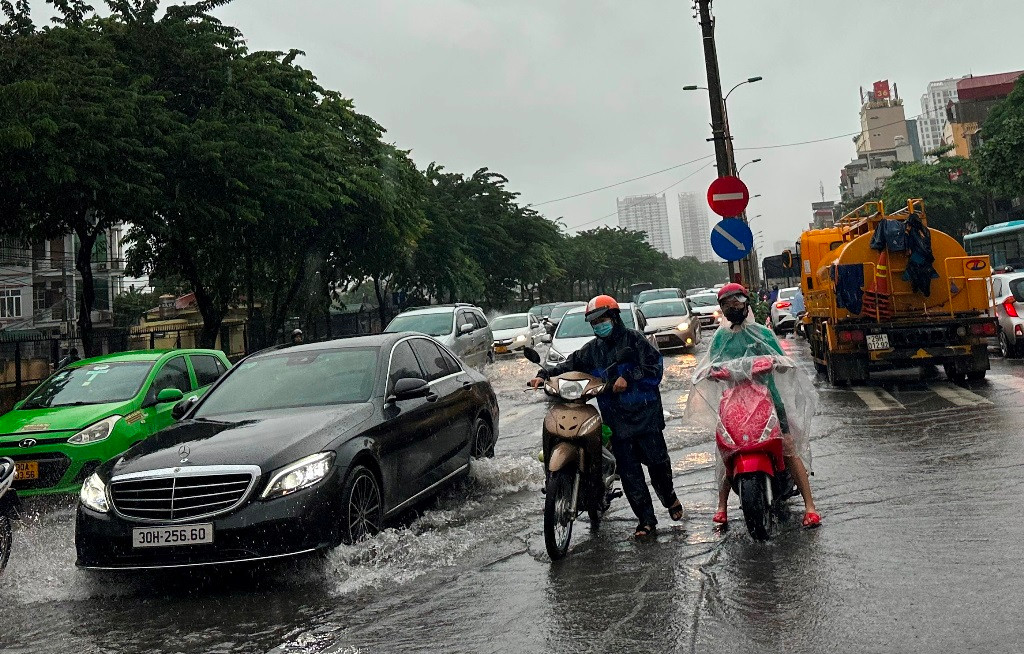 Mưa ngập và ùn tắc kéo dài trên trục đường Lê Duẩn - Giải Phóng sáng nay.