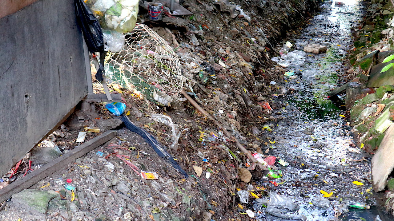 Những dòng kênh đầy rác thải là điều kiện thuận lợi cho muỗi vằn sinh sôi, phát triển. Đây là một trong những nguyên nhân chính có thể dẫn tới dịch sốt xuất huyết bùng phát.