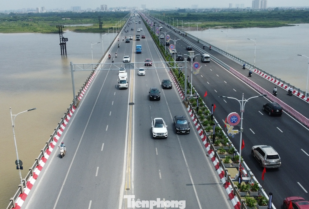 Hơn nữa, hiện làn cầu cũ đã tổ chức giao thông 1 chiều cho xe từ Long Biên sang, nhưng hiện nay, ở giữa cầu và làn xe ở hai bên cánh gà cầu vẫn để vạch liền rất bất hợp lý, gây khó khăn cho phương tiện lưu thông. Hơn nữa, hiện làn cầu cũ đã tổ chức giao thông 1 chiều cho xe từ Long Biên sang, nhưng hiện nay, ở giữa cầu và làn xe ở hai bên cánh gà cầu vẫn để vạch liền rất bất hợp lý, gây khó khăn cho phương tiện lưu thông.