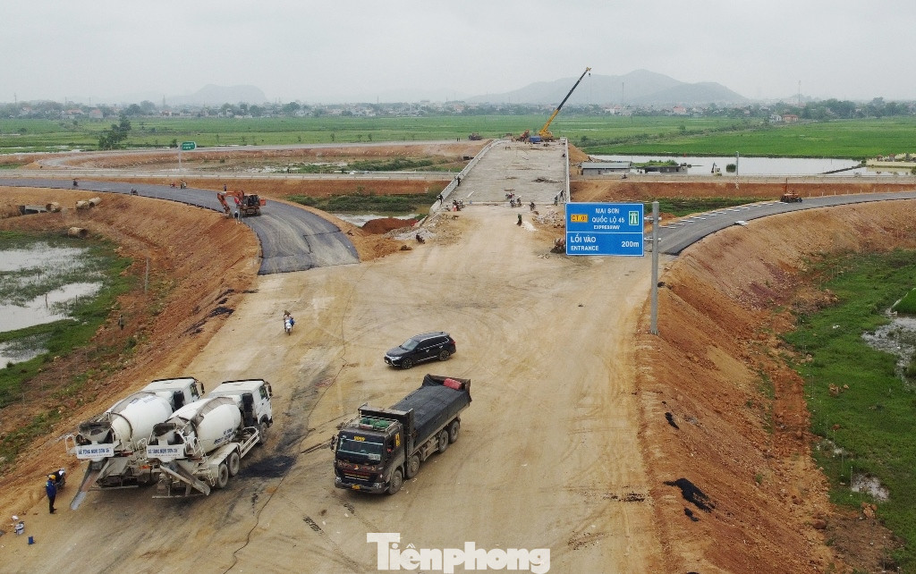 Trao đổi với PV Tiền Phong, ông Lê Văn Dũng - Phó trưởng Ban Điều hành dự án cao Mai Sơn - QL45, Bộ GTVT cho biết, nút giao thuộc gói thầu 14-XL do liên danh hai nhà thầu là Tổng Cty Vinaconex và Công ty Trung Nam E&amp;C thi công, tiến độ đạt gần 90% khối lượng yêu cầu.