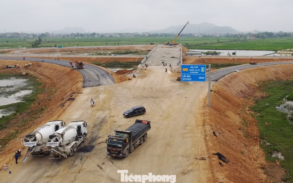 Trao đổi với PV Tiền Phong, ông Lê Văn Dũng - Phó trưởng Ban Điều hành dự án cao Mai Sơn - QL45, Bộ GTVT cho biết, nút giao thuộc gói thầu 14-XL do liên danh hai nhà thầu là Tổng Cty Vinaconex và Công ty Trung Nam E&amp;C thi công, tiến độ đạt gần 90% khối lượng yêu cầu.