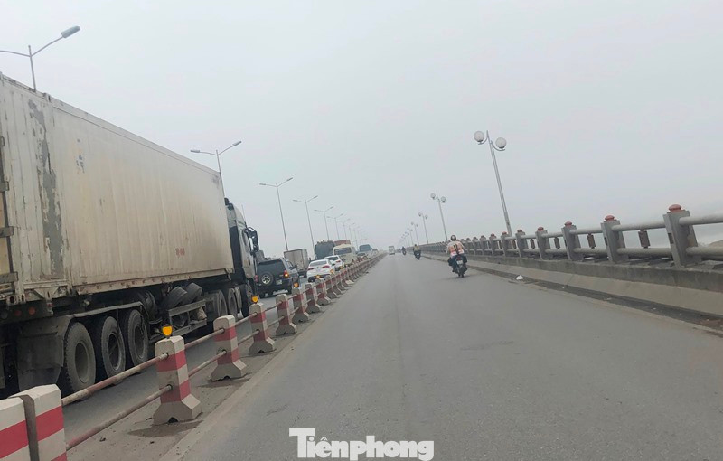 Trước đó, làn xe máy trên cầu để quá rộng trong khi xe đi lại chỉ lác đác, làn ô tô thì thường xuyên ùn tắc kéo dài. Trước đó, làn xe máy trên cầu để quá rộng trong khi xe đi lại chỉ lác đác, làn ô tô thì thường xuyên ùn tắc kéo dài.