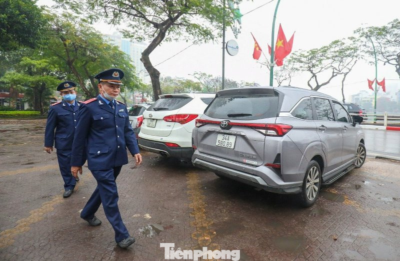 Trao đổi với PV Tiền Phong ngày 6/2, Phó Chánh Thanh tra Sở GTVT Hà Nội (Thanh tra giao thông) Nguyễn Mạnh Cường cho biết, Thanh tra giao thông đang vừa chủ động vừa phối hợp với Cảnh sát trật tự, Công an thành phố Hà Nội đi kiểm tra, xử lý và chấn chỉnh công tác trông giữ xe đầu năm. Trao đổi với PV Tiền Phong ngày 6/2, Phó Chánh Thanh tra Sở GTVT Hà Nội (Thanh tra giao thông) Nguyễn Mạnh Cường cho biết, Thanh tra giao thông đang vừa chủ động vừa phối hợp với Cảnh sát trật tự, Công an thành phố Hà Nội đi kiểm tra, xử lý và chấn chỉnh công tác trông giữ xe đầu năm.