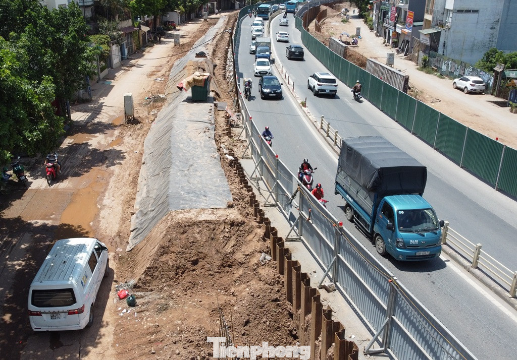 Chủ đầu tư cho biết, sau 4 tháng hết mùa mưa, các đơn vị thi công lại đào dỡ toàn bộ số lượng đất đã đắp này để thi công dự án trở lại. Chủ đầu tư cho biết, sau 4 tháng hết mùa mưa, các đơn vị thi công lại đào dỡ toàn bộ số lượng đất đã đắp này để thi công dự án trở lại.