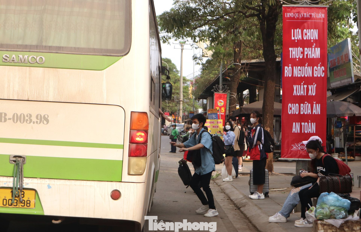 Bộ GTVT đang sửa quy định để có chế tài mạnh hơn nhằm xử lý "xe dù, bến cóc". Ảnh xe bắt khách dọc tuyến đường Hồ Tùng Mậu, Hà Nội (Ảnh: Phùng Linh).