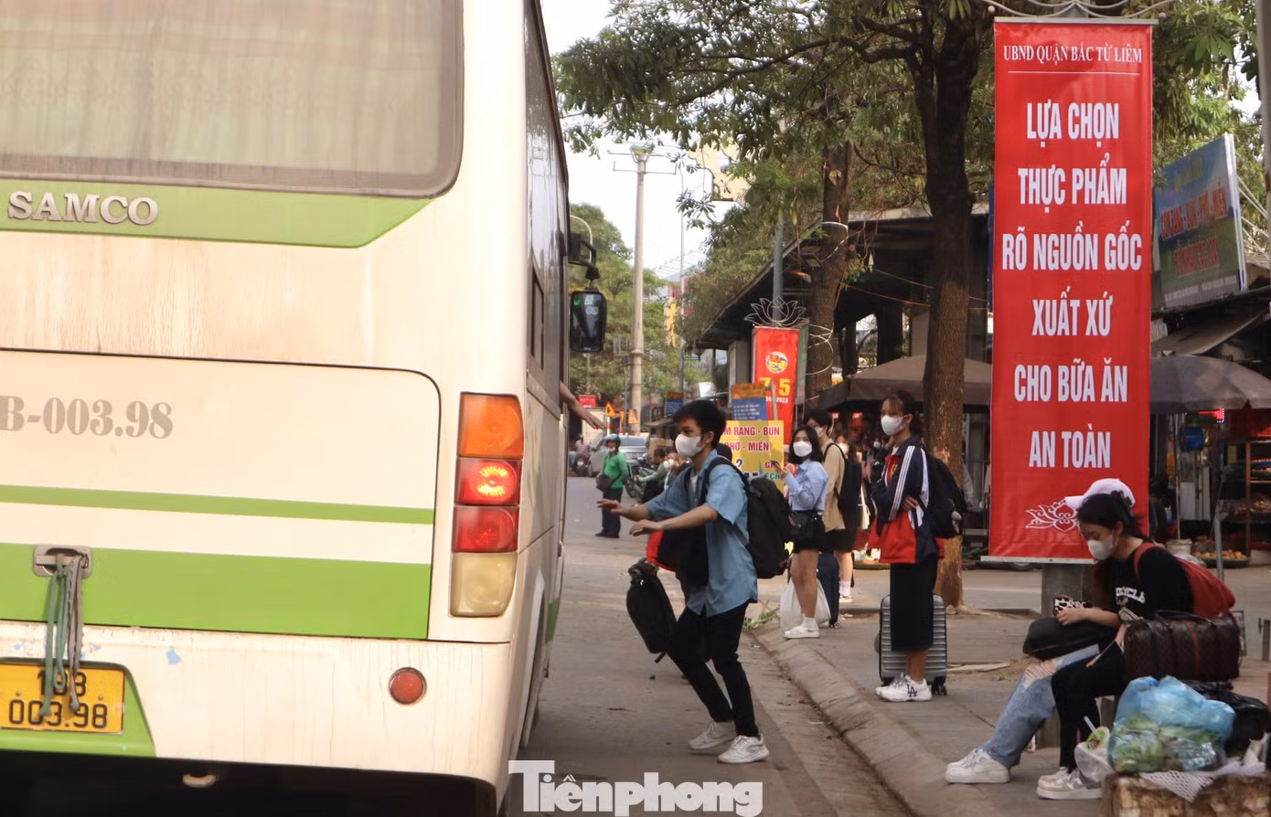 Việc xe khách di chuyển rất chậm, thậm chí dừng giữa đường để chèo kéo khách khiến tình trạng giao thông toàn tuyến bị ảnh hưởng. Việc xe khách di chuyển rất chậm, thậm chí dừng giữa đường để chèo kéo khách khiến tình trạng giao thông toàn tuyến bị ảnh hưởng.