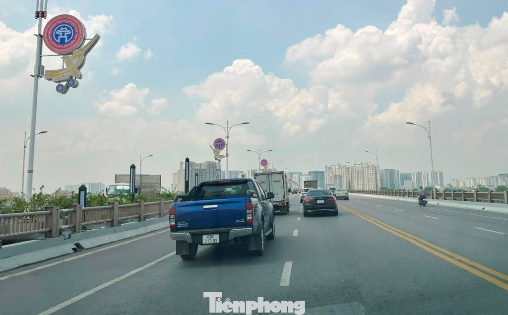Do ở giữa cầu có vạch liền kép và bên trái cầu cũng có vạch liền (trước đó dành cho xe máy) nên khi ùn tắc phương tiện không dám đè vạch để chuyển sang làn thông thoáng hơn. Do ở giữa cầu có vạch liền kép và bên trái cầu cũng có vạch liền (trước đó dành cho xe máy) nên khi ùn tắc phương tiện không dám đè vạch để chuyển sang làn thông thoáng hơn.
