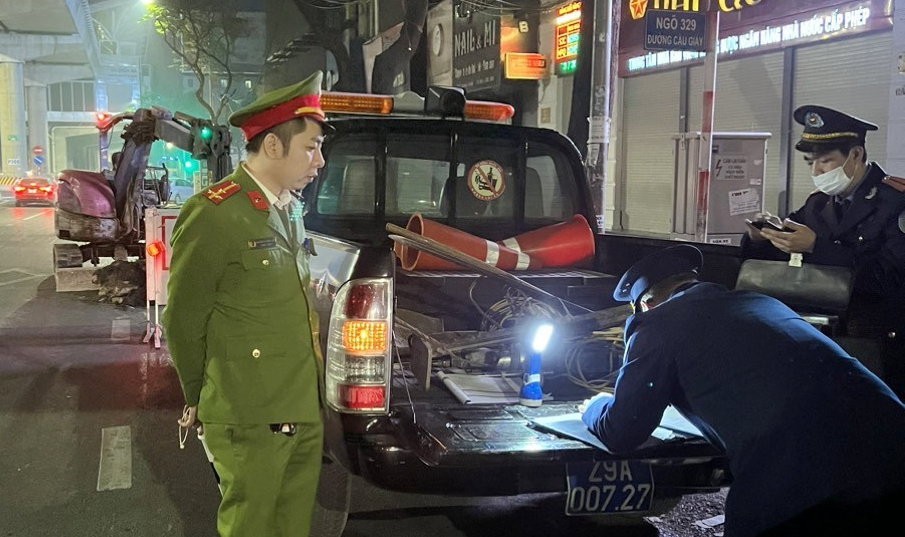 Thanh tra giao thông và công an làm biên bản hiện trường vi phạm.