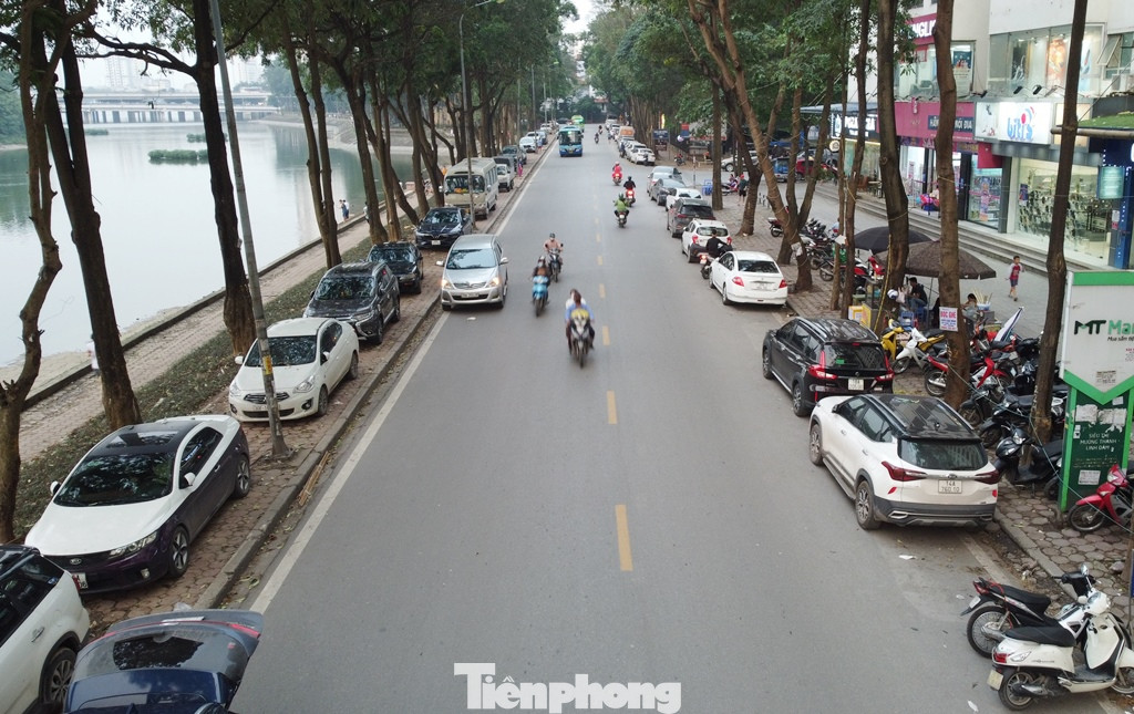 Chung cư HH Linh Đàm có 20.000 người sinh sống, có khoảng 1.500 - 2.000 ô tô người dân được thống kê, nhưng hiện tại đây không có bãi xe ô tô được sắp xếp, bố trí, cấp phép để phục vụ người dân. Tại vị trí giáp bờ hồ này, ngày 10/4, hàng chục ô tô đã bị kẻ xấu đâm thủng lốp.