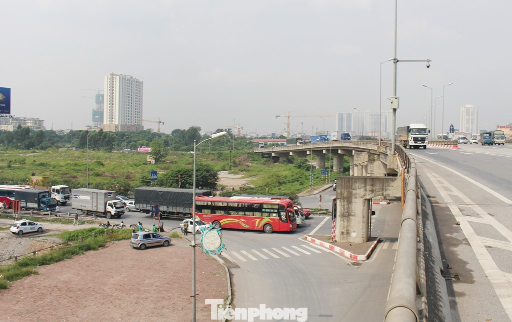 Hiện nay, toàn bộ xe đi trên cao tốc đang đổ hết vào nút giao Pháp Vân, sau đó mới đi các hướng, trong đó có cầu Thanh Trì nên nút giao này thường xuyên ùn tắc. Hiện nay, toàn bộ xe đi trên cao tốc đang đổ hết vào nút giao Pháp Vân, sau đó mới đi các hướng, trong đó có cầu Thanh Trì nên nút giao này thường xuyên ùn tắc.