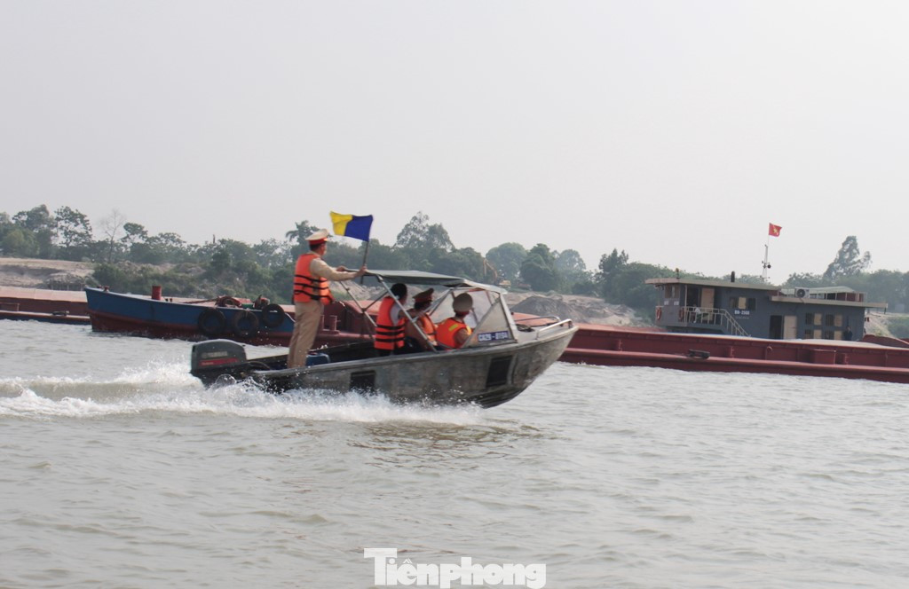 Cảnh sát đường thủy Hà Nội tuần tra, phát hiện nhiều tàu chở hàng đứng thành nhóm không di chuyển khi biết có kiểm tra.