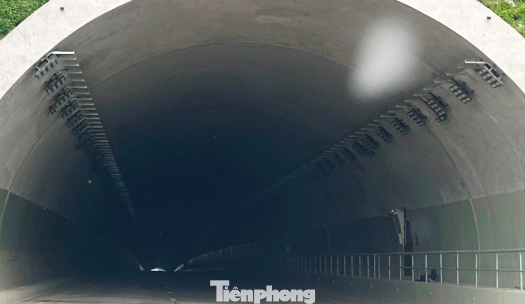 Ngoài các thiết bị đảm bảo ATGT, hầm còn được trang bị hệ thống đèn chiếu sáng, quạt phản lực thông gió để đảm bảo giao thông, an toàn cho người, phương tiện đi lại. Tuy nhiên, hiện nay đèn chiếu sáng đã không sáng, quạt thông gió cũng không hoạt động nhiều ngày.