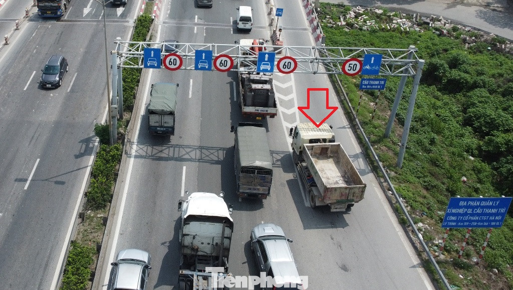 Trong thời gian đầu thực hiện theo phương án phân luồng, tổ chức giao thông mới, một số ô tô trong đó có xe tải vẫn chưa nắm bắt, vẫn đè vạch liền, lấn vào làn xe máy. Trong thời gian đầu thực hiện theo phương án phân luồng, tổ chức giao thông mới, một số ô tô trong đó có xe tải vẫn chưa nắm bắt, vẫn đè vạch liền, lấn vào làn xe máy.