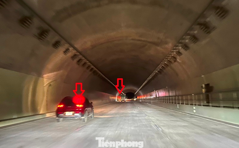 Do ánh sáng hầm không có, đèn pha xe chiếu không đủ tầm nhìn xa nên các phương tiện gần như phải di chuyển rất chậm, trong khi tốc độ cho phép qua hầm là 60 - 80km/h.