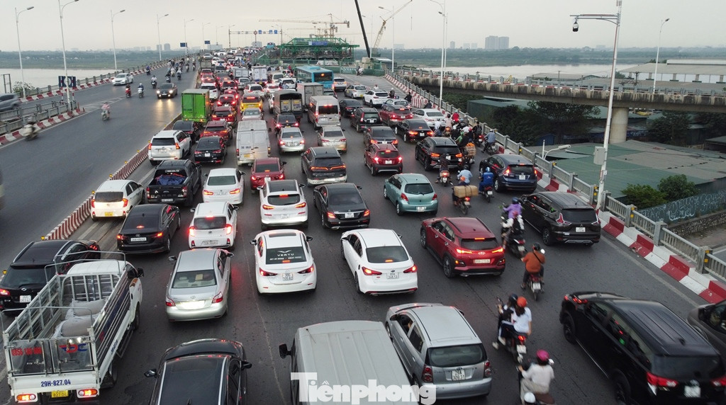 Với việc nâng diện tích chiều rộng mặt cắt ngang cầu Vĩnh Tuy lên gấp đôi hiện nay, sau khi được thông xe theo kế hoạch vào dịp Quốc khánh ngày 2/9 tới, cầu Vĩnh Tuy hoàn thiện cả hai giai đoạn sẽ xóa ùn tắc, điểm nghẽn giao thông trên đường Vành đai 2 đoạn qua sông Hồng lâu nay.