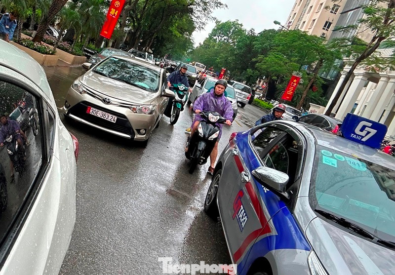 Ùn tắc kéo dài trên cả phố Lý Thường Kiệt và Phan Bội Châu.