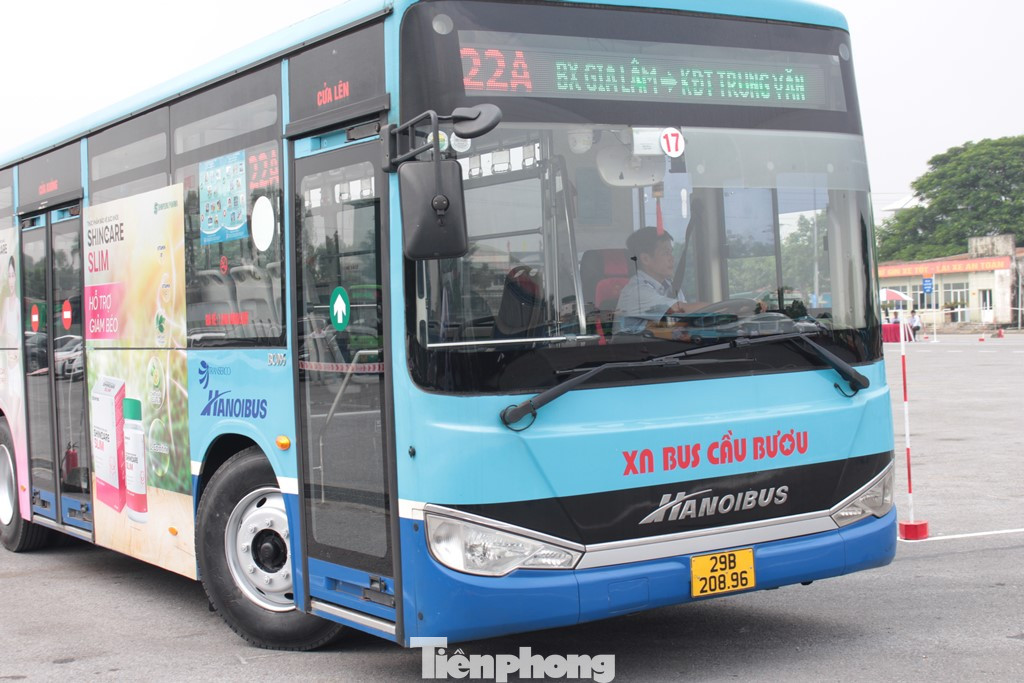 Tài xế lái xe buýt tham gia bài thi tại sân thực hành hội thi