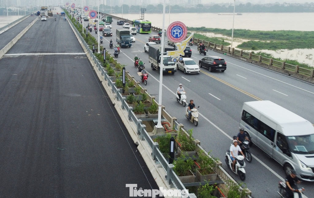 Cùng với tạo điểm nhấn về cảnh quan, ánh sáng, cầu Vĩnh Tuy 2 có mức đầu tư 2.500 tỷ đồng sau khi thông xe vào dịp Quốc khánh 2/9 sắp tới cầu còn được đánh giá là giảm ùn tắc, quá tải lưu lượng xe trên cầu Vĩnh Tuy hiện hữu.