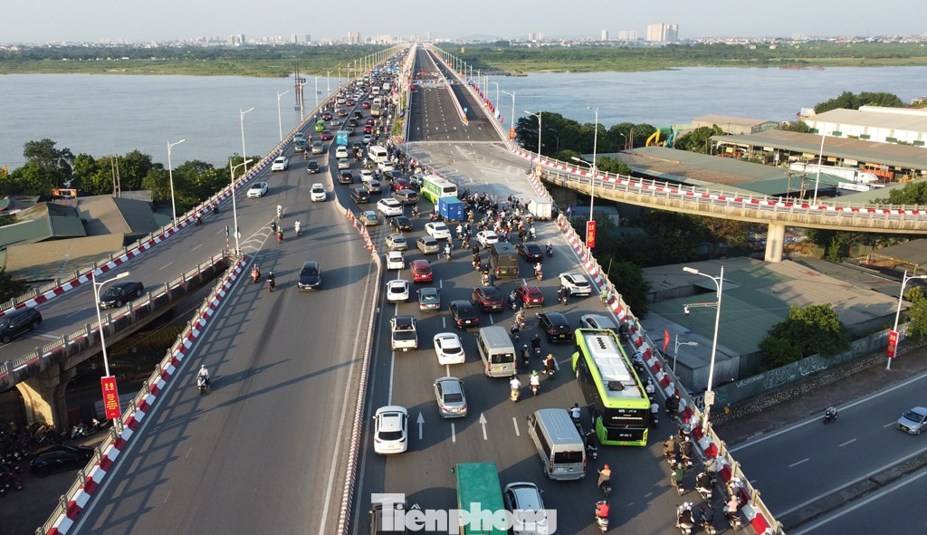 Ban Giao thông vừa có yêu cầu, trong chiều tối nay đơn vị tổ chức sự kiện phải thu dọn, di chuyển hết thiết bị đã lắp đặt giữa cầu.