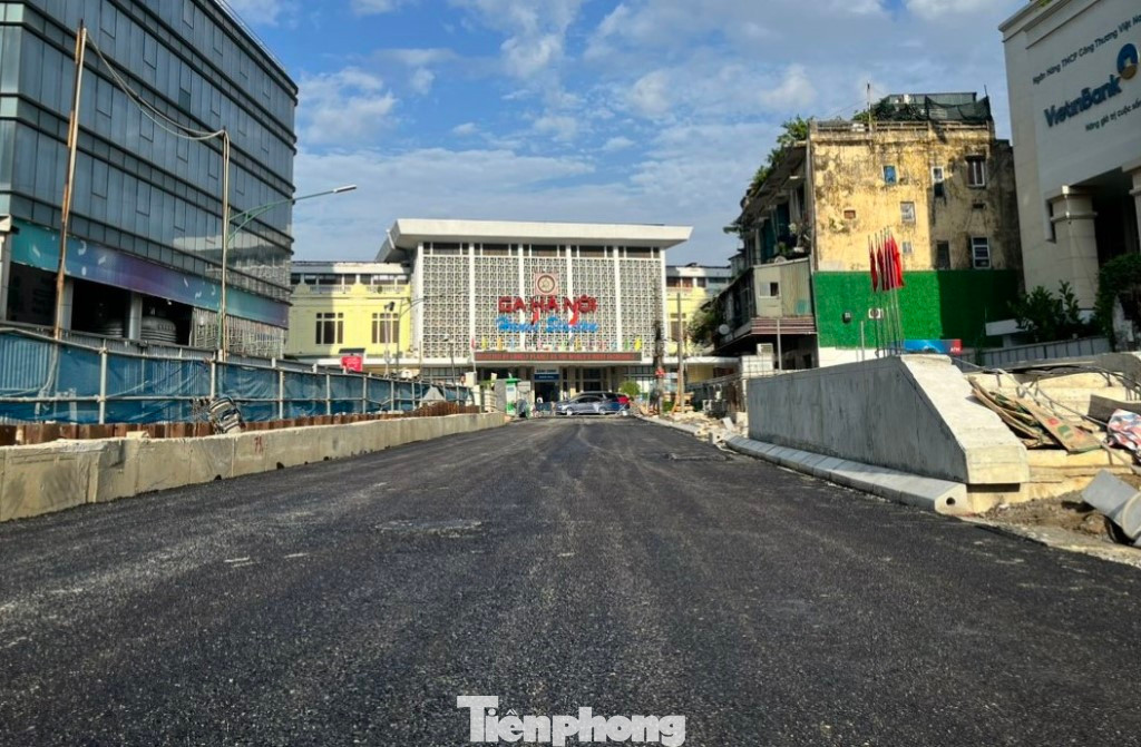 Một đoạn lòng đường Trần Hưng Đạo chiều phía Bắc đã thảm nhựa. Một đoạn lòng đường Trần Hưng Đạo chiều phía Bắc đã thảm nhựa.