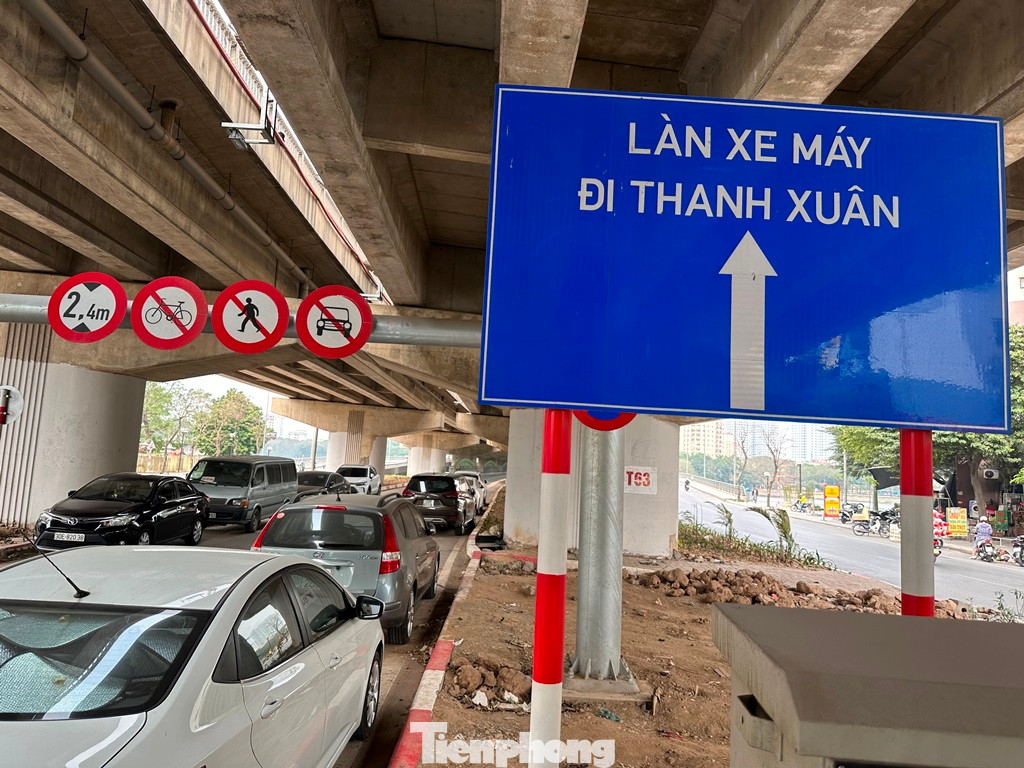 Cầu cấm ô tô và dành cho máy nhưng do vắng xe qua lại nên nhiều đoạn cầu đang trở thành nơi đỗ ô tô.