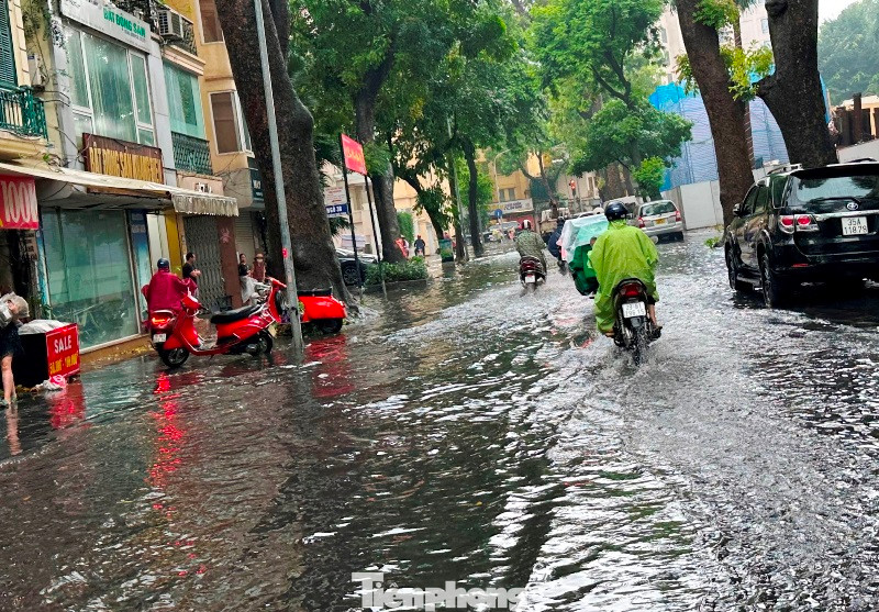 Phố Đặng Thái Thân gần như ngập toàn bộ sau cơn mưa lớn.