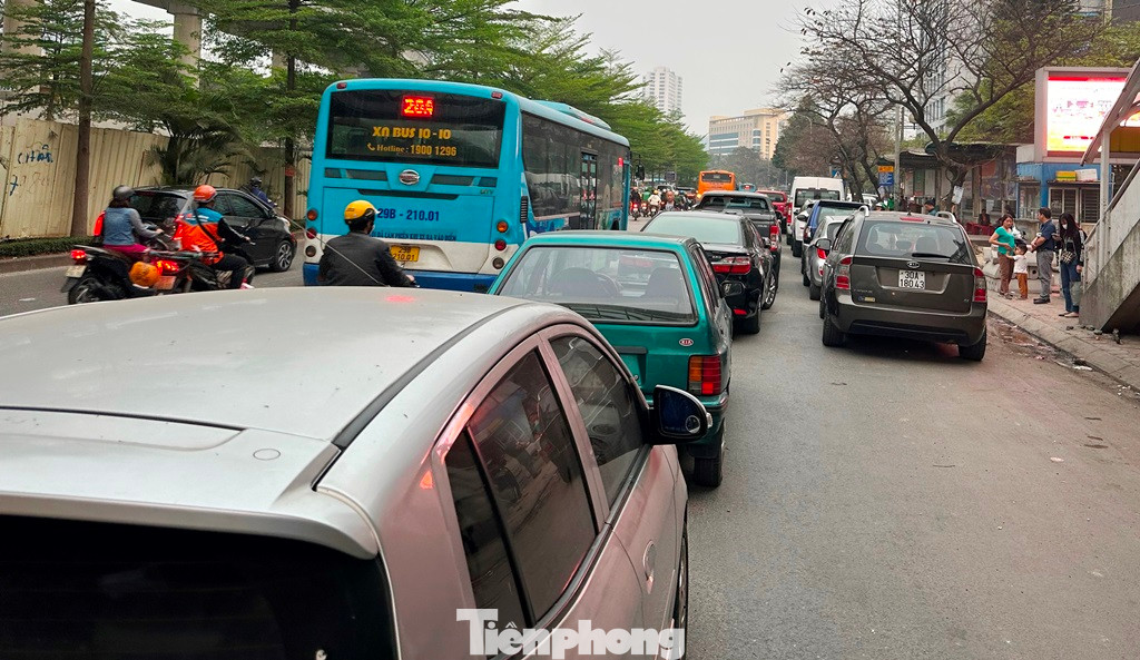 Thời điểm từ 17 đến 18h chiều 5/3, do lượng xe xếp hàng chờ đăng kiểm trên đường Cầu Giấy vừa kéo dài vừa xếp đến 2 hàng dọc nên đường Cầu Giấy qua Đại học GTVT đã bị ùn tắc. Thời điểm từ 17 đến 18h chiều 5/3, do lượng xe xếp hàng chờ đăng kiểm trên đường Cầu Giấy vừa kéo dài vừa xếp đến 2 hàng dọc nên đường Cầu Giấy qua Đại học GTVT đã bị ùn tắc.