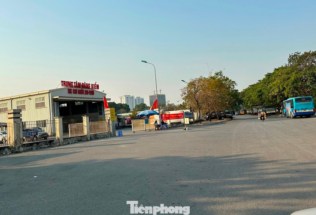 Các trung tâm đăng kiểm xe cơ giới tại Hà Nội đã trở lại hoạt động bình thường. Không còn tình trạng ùn ứ, người dân phải xếp hàng chờ đợi để đăng kiểm xe. Lãnh đạo các trung tâm cho biết sau Tết, các trung tâm mỗi ngày tiếp nhận từ 130 đến 150 xe đến đăng kiểm. Con số này đang đảm bảo cho các trung tâm hoạt động bình thường. Người dân đến là được đăng kiểm ngay, không phải lấy phiếu, xếp hàng như trước Tết. Các trung tâm đăng kiểm xe cơ giới tại Hà Nội đã trở lại hoạt động bình thường. Không còn tình trạng ùn ứ, người dân phải xếp hàng chờ đợi để đăng kiểm xe. Lãnh đạo các trung tâm cho biết sau Tết, các trung tâm mỗi ngày tiếp nhận từ 130 đến 150 xe đến đăng kiểm. Con số này đang đảm bảo cho các trung tâm hoạt động bình thường. Người dân đến là được đăng kiểm ngay, không phải lấy phiếu, xếp hàng như trước Tết.