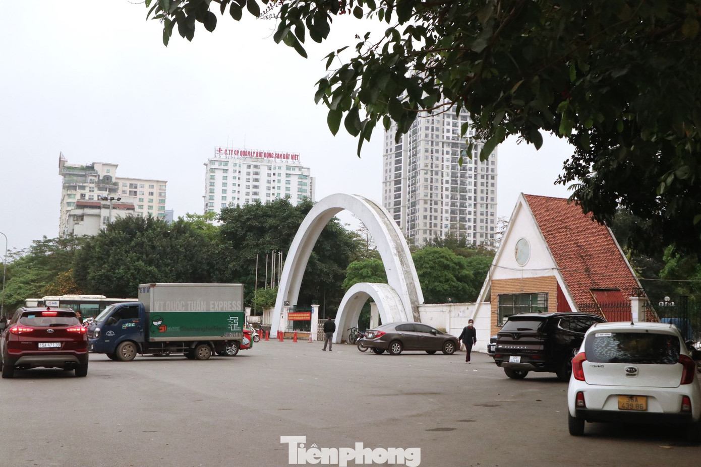Công viên Cầu Giấy luôn trong tình trạng bị ô tô dừng đỗ ngay trước cổng chính. Công viên Cầu Giấy luôn trong tình trạng bị ô tô dừng đỗ ngay trước cổng chính.
