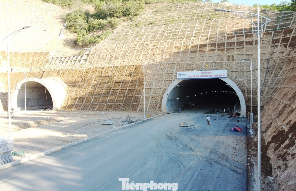 Với đoạn dự án đi qua khu vực núi đá Mồng Gà vị trí giáp ranh giữa Thanh Hóa và Nghệ An, do núi đá rộng và cao nên chủ dự án đã phải khoan hầm chạy qua. Hiện hai chiều đường của dự án có hai ống hầm chui qua núi đá, hiện hai hầm này được đặt tên là hầm Trường Vinh. Với đoạn dự án đi qua khu vực núi đá Mồng Gà vị trí giáp ranh giữa Thanh Hóa và Nghệ An, do núi đá rộng và cao nên chủ dự án đã phải khoan hầm chạy qua. Hiện hai chiều đường của dự án có hai ống hầm chui qua núi đá, hiện hai hầm này được đặt tên là hầm Trường Vinh.
