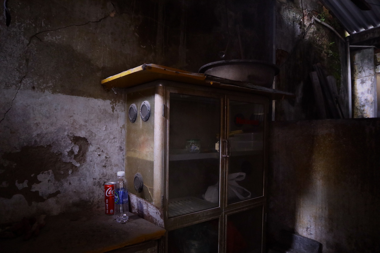 Gọi là nhà nhưng thực chất đây chỉ là những mảnh tôn đã cũ ghép lại với nhau dựng trên nóc nhà nơi bếp sinh hoạt của nhiều hộ gia đình.