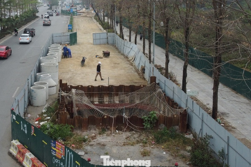 Các hàng rào của dự án hệ thống thoát nước Yên Xá đang chiếm nửa lòng đường Chu Văn An.