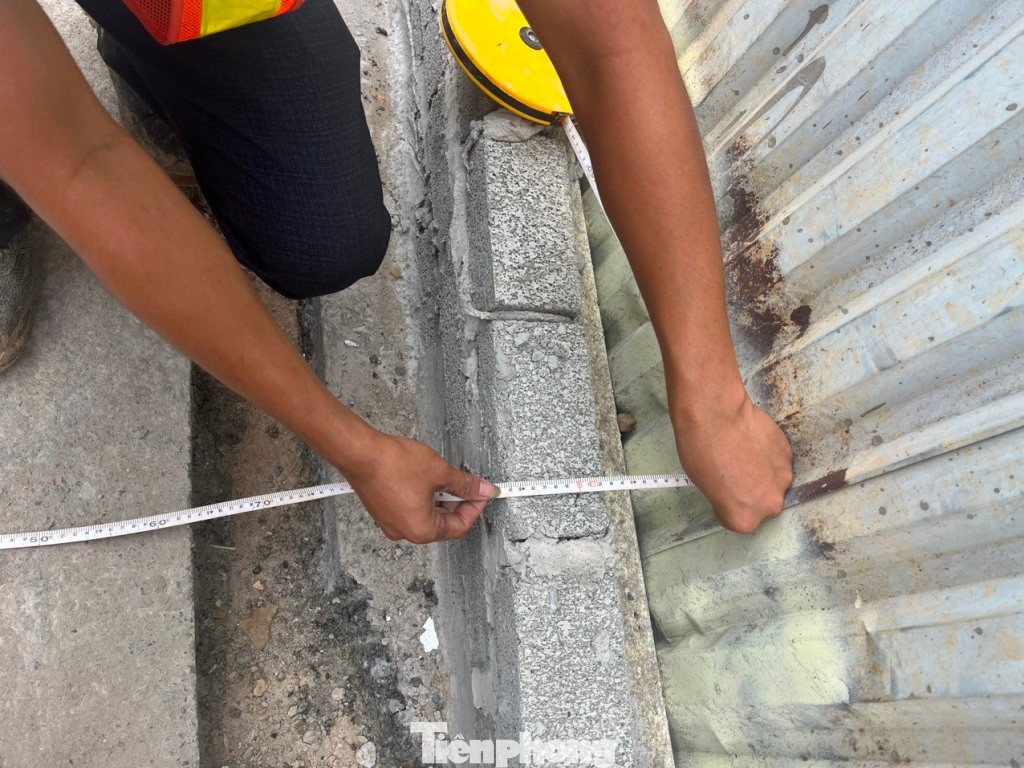 Đo cả chân bao hàng rào. Đo cả chân bao hàng rào.