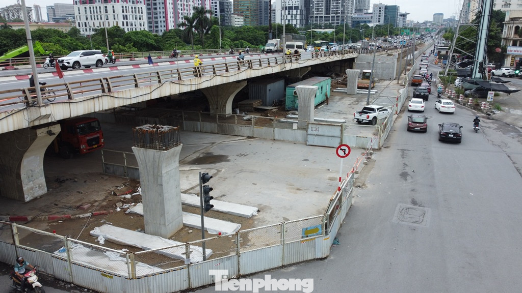 Các trụ cầu vượt thép hướng đường Phạm Hùng đang được đổ hoàn thiện