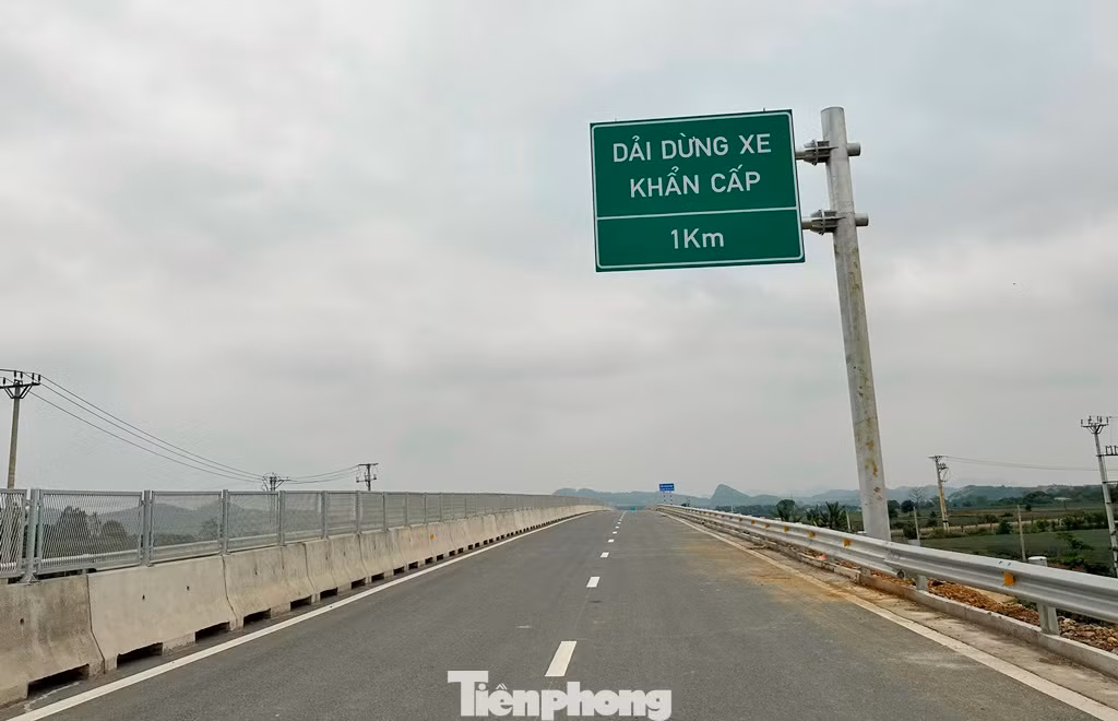 Ở giai đoạn 1, dự án chưa có làn dừng khẩn cấp, thay vào đó, phương tiện cứ chạy từ 3 đến 4 km sẽ có một dải đất được bố trí để phương tiện dừng khẩn cấp. Ở giai đoạn 1, dự án chưa có làn dừng khẩn cấp, thay vào đó, phương tiện cứ chạy từ 3 đến 4 km sẽ có một dải đất được bố trí để phương tiện dừng khẩn cấp.