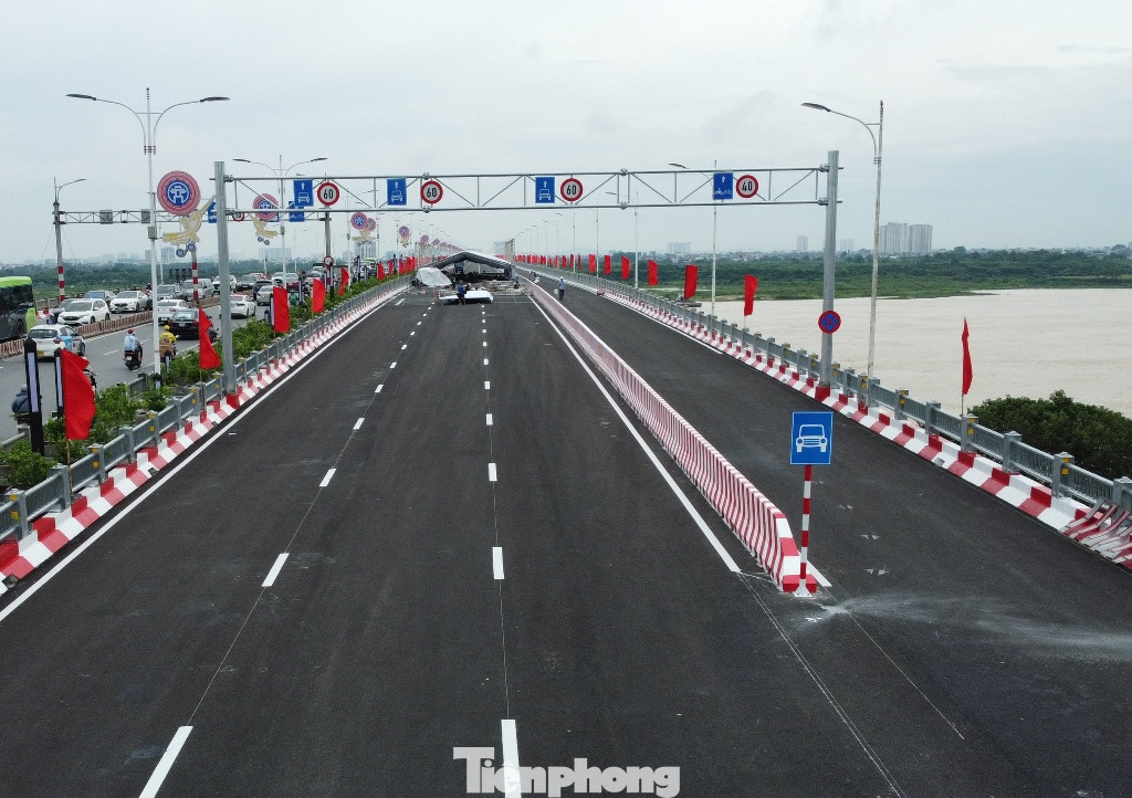 Trên cầu mới, xe ô tô từ nội thành lên sẽ đi 3 làn ở giữa. Trên cầu mới, xe ô tô từ nội thành lên sẽ đi 3 làn ở giữa.