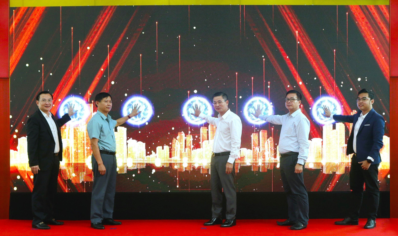 Lãnh đạo Sở GTVT Hà Nội, HPTC, nhà cung cấp và đại diện Sở, ngành thành phố Hà Nội "ấn nút" triển khai ứng dụng "BusMap Hà Nội". Lãnh đạo Sở GTVT Hà Nội, HPTC, nhà cung cấp và đại diện Sở, ngành thành phố Hà Nội "ấn nút" triển khai ứng dụng "BusMap Hà Nội".