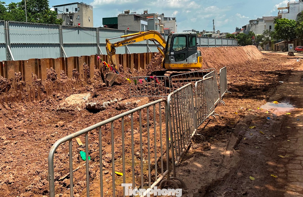 Chủ đầu tư dự án là Ban QLDA đầu tư phát triển giao thông Hà Nội cho biết, do đây là đoạn phải điều chỉnh lại thiết kế và phương án thi công theo yêu cầu của Bộ NN&PTNT nên việc hạ đê và xây tường chắn bê tông bị chậm. Chủ đầu tư dự án là Ban QLDA đầu tư phát triển giao thông Hà Nội cho biết, do đây là đoạn phải điều chỉnh lại thiết kế và phương án thi công theo yêu cầu của Bộ NN&PTNT nên việc hạ đê và xây tường chắn bê tông bị chậm.