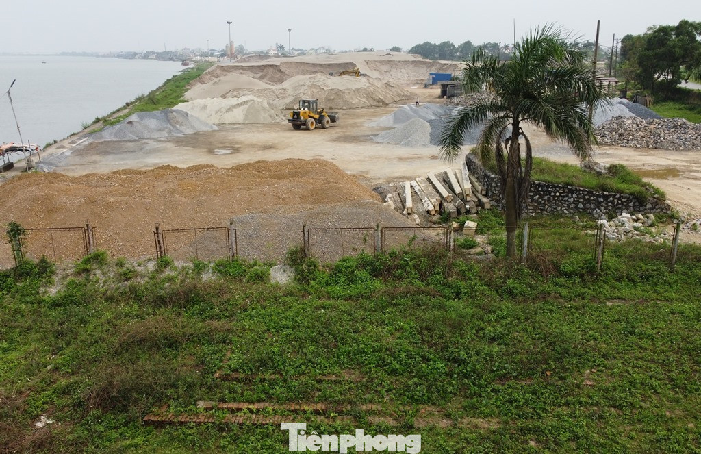 Tuy nhiên hiện đê sông Hồng đoạn qua các huyện Xuân Trường, Giao Thủy đang bị phân lô, quây rào như thế này để làm bãi, khu vực sở hữu riêng của nhiều cá nhân, doanh nghiệp.