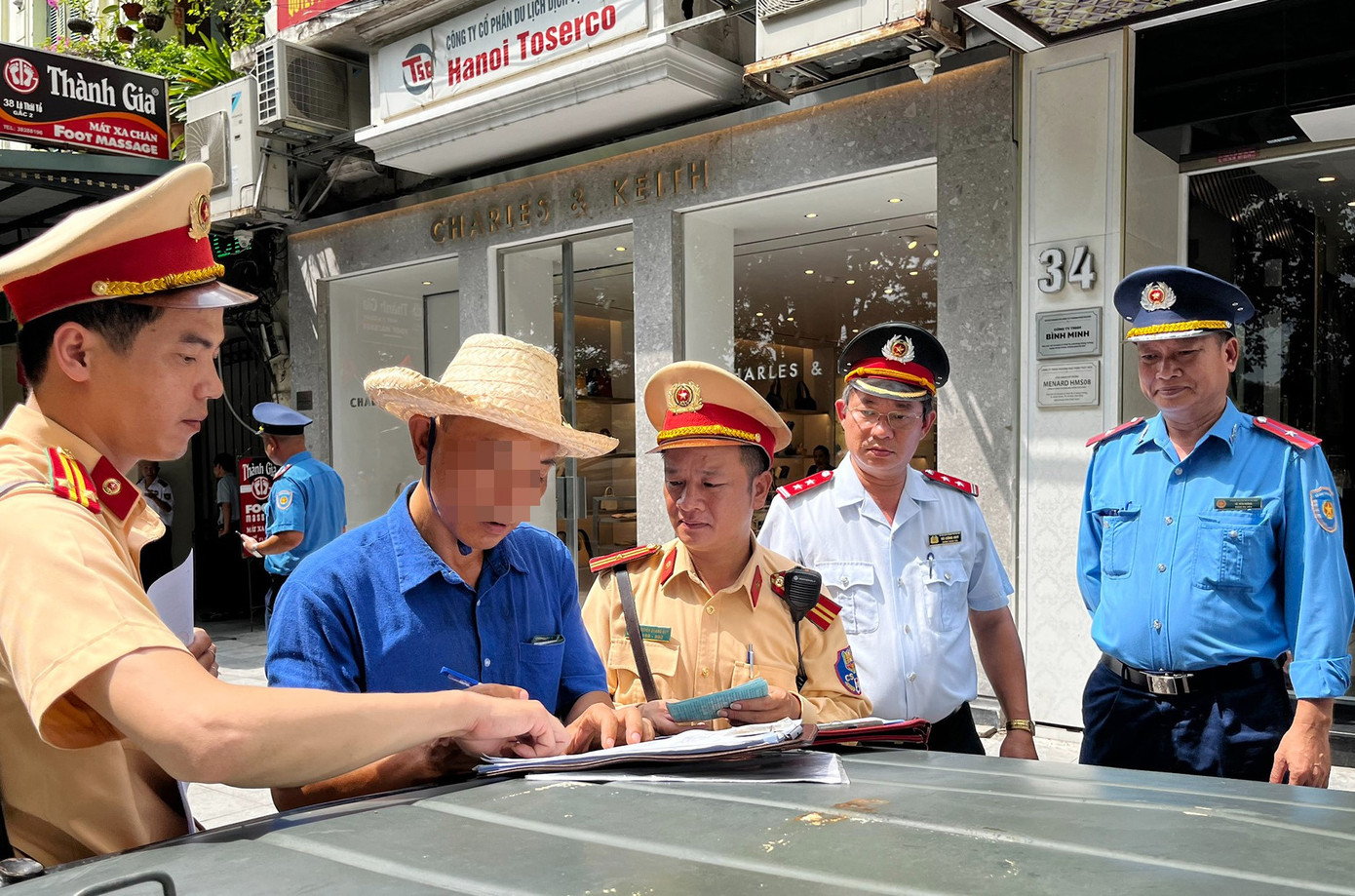 Liên ngành Thanh tra giao thông, CSGT và Thanh tra văn hóa kiểm tra, xử lý lái xe u-oát vi phạm trên phố cổ Hà Nội trong tuần qua. Ảnh: PV