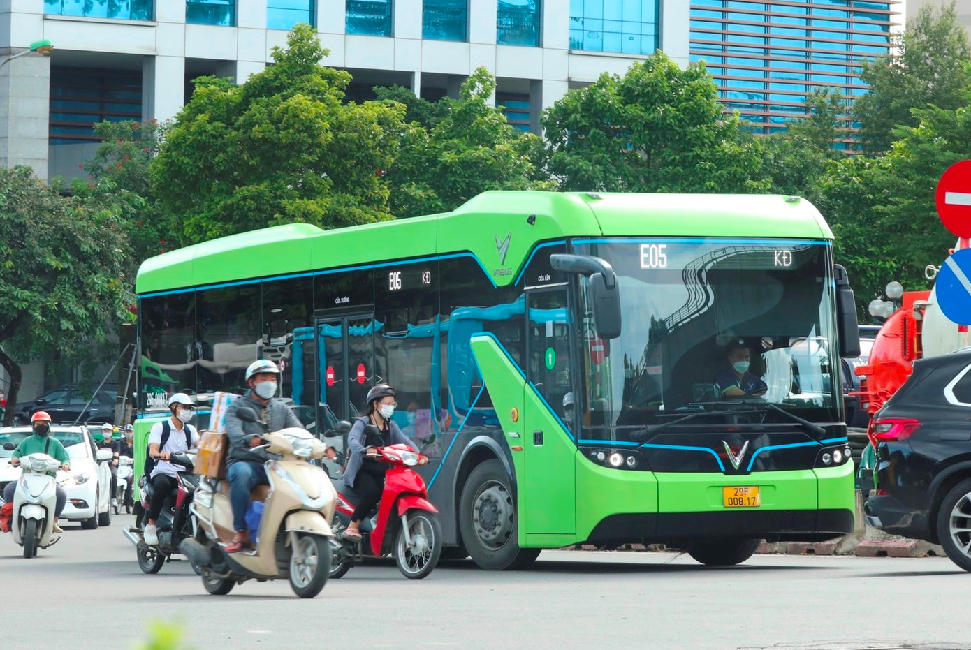 Xe buýt điện vừa được đưa vào hoạt động trên địa bàn Hà Nội.